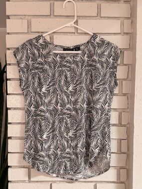 Tahari Linen Leaf Print Top Black White Cap Sleeve Lightweight Relaxed Fit